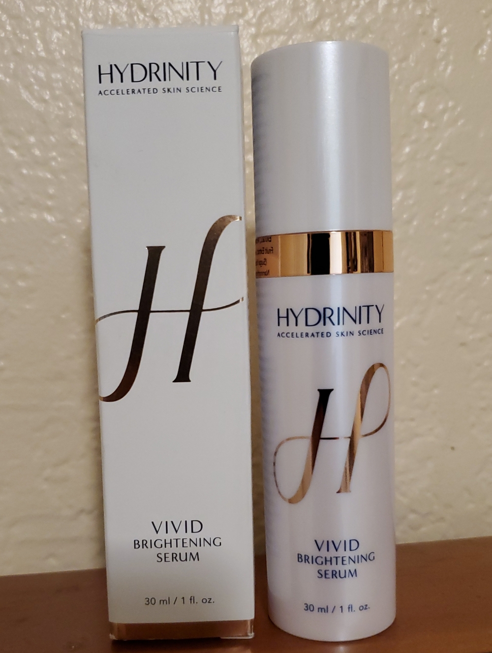 Vivid Brightening Serum - White & Gold Accents